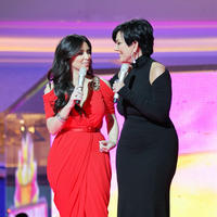 Kim Kardashian and Kris Jenner appear on a catwalk in the middle of the Dubai Mall | Picture 102845